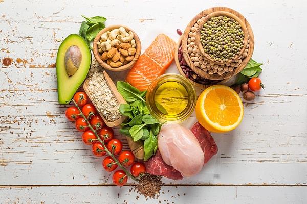 Uzmanlar bunun bir "diyet"ten çok bir yaşam tarzı olduğunu belirtiyor. Peki, Akdeniz diyetinde yer alan ve kadınların daha iyi bir kalp sağlığı için yemeleri gereken yiyecekler nelerdir?