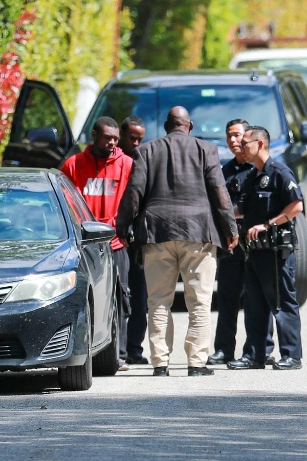 Los Angeles Polis Departmanı sözcüsü, adamın perşembe günü saat 12.30 civarında Rihanna'nın Beverly Hills'teki evine girdiği için tutuklandığını söyledi.