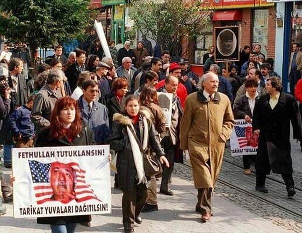 Terörist başı Fethullah Gülen'in tutuklanması için bir grup aydın insan Taksim'de eylem yaptığında ise sene henüz 2000'di...