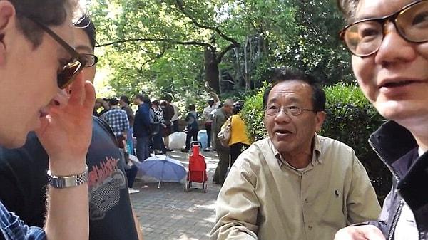 Şangay şehrinin kalbi olan Halk Meydanı'ndaki ünlü Halk Parkı'nda kurulan pazarda anne ve babalar, çocuklarına uygun eş bulmaya çalışıyor.