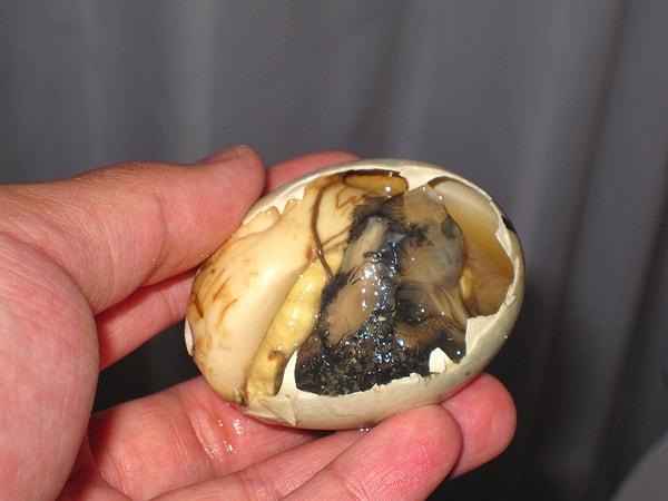 2. Filipinler'de iştahla tüketilen ve Balut adı verilen bu yemek bildiğiniz canlı ördek yumurtası!