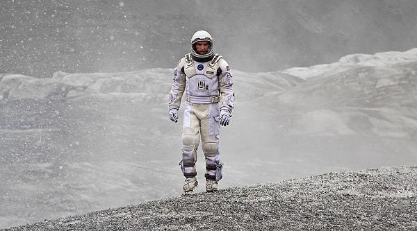 Astronotları genellikle beyaz kıyafetlerle görürüz değil mi?