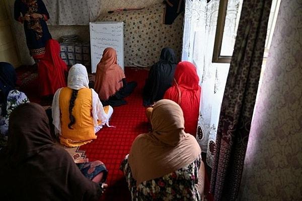 Taliban ise okul ve üniversitelerin kadınlara kapatılma sebebinin onlar için daha "uygun" bir atmosfer yaratmak olduğunu söyledi.