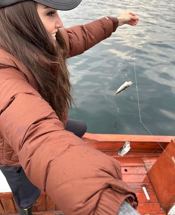 Sosyal medyayı aktif kullanan Hande Erçel balıkçı teknesiyle balık tuttukları anları kendi hesabından paylaştı.