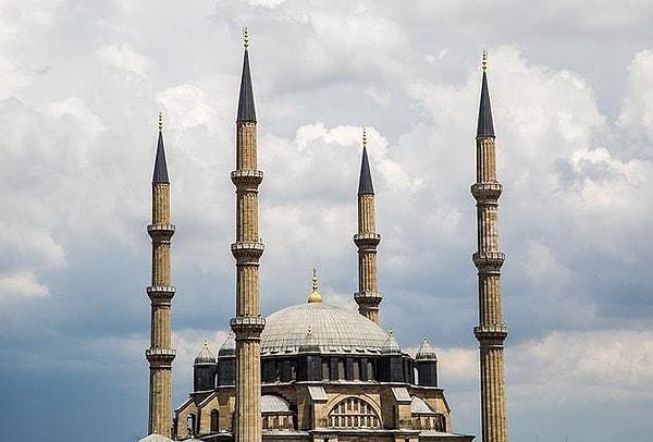 One of the most remarkable features of Selimiye Mosque is its minarets. The minarets are designed in the slimmest and tallest way possible.