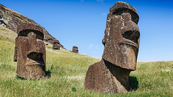 2. В какой стране находятся статуи острова Пасхи?