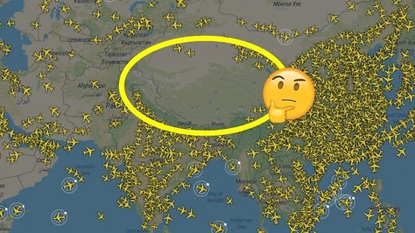 Uçaklar yolculukları sırasında Tibet'i adeta dolaşarak geçerler. Hiçbir uçak Tibet'in üzerinden geçmez.