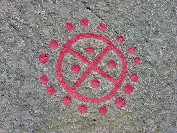 Güneş, Ay ve yıldız sembolleri petrogliflerdeki sıkça kullanılan diğer motifler arasındadır.