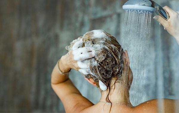 4. Saçlarınızı yeterince yıkamazsanız saç derinizde kir, ürün artıkları ve yağlanma oluşacaktır.