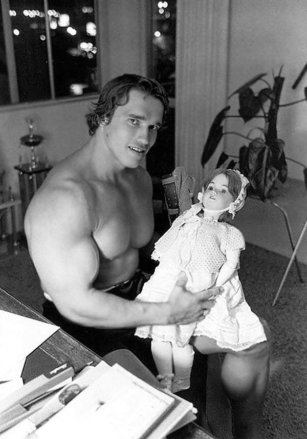 1. 70'lerde Arnold Schwarzenegger oyuncak bir bebek tutarken: