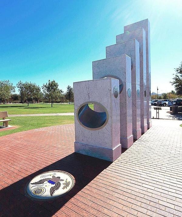 1. Yılda bir kez saat 11:11'de bu anıt, güneş ışığını Amerika Birleşik Devletleri'nin mührünü yansıtacak şekilde alır.