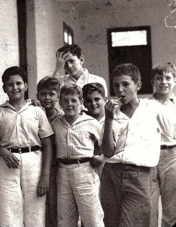 2. İlk bakışta Havana'da sıradan bir grup erkek öğrenci fotoğrafı gibi dursa da lolipop yiyen kişi aslında Küba Devrimi'nin lideri ve Eski Devlet Başkanı Fidel Castro! (1937)