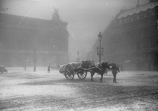 4. Paris'teki Opera Meydanı ve yağan karın manzarası. (1916)