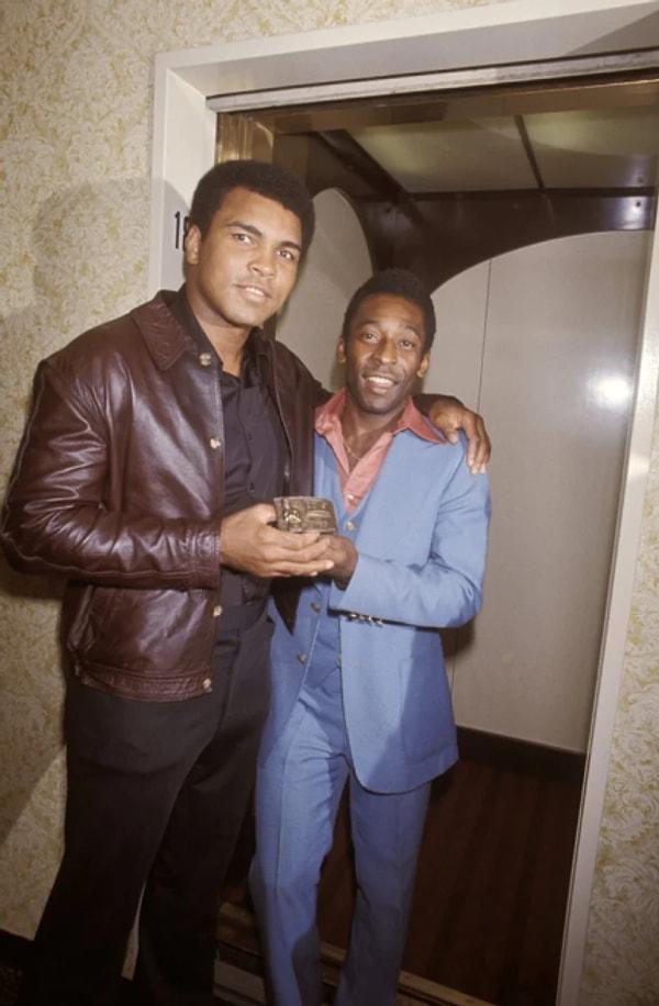 9. Boksör Muhammed Ali ile Brezilyalı futbolcu Pelé'nin tarihi bir fotoğrafı. (1977)