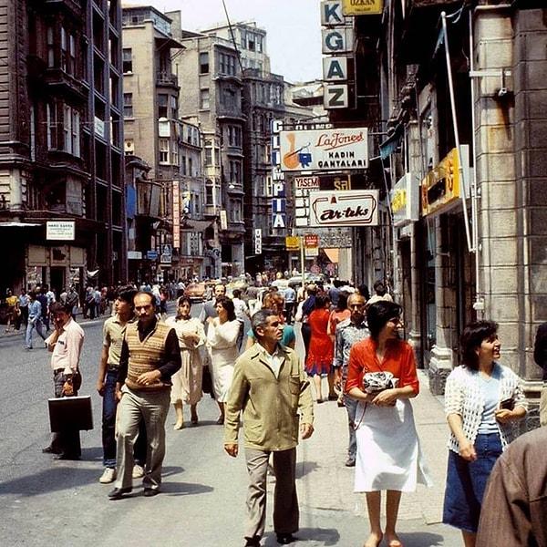 3. İstanbul, Beyoğlu'nda gezen insanlar. (1982)