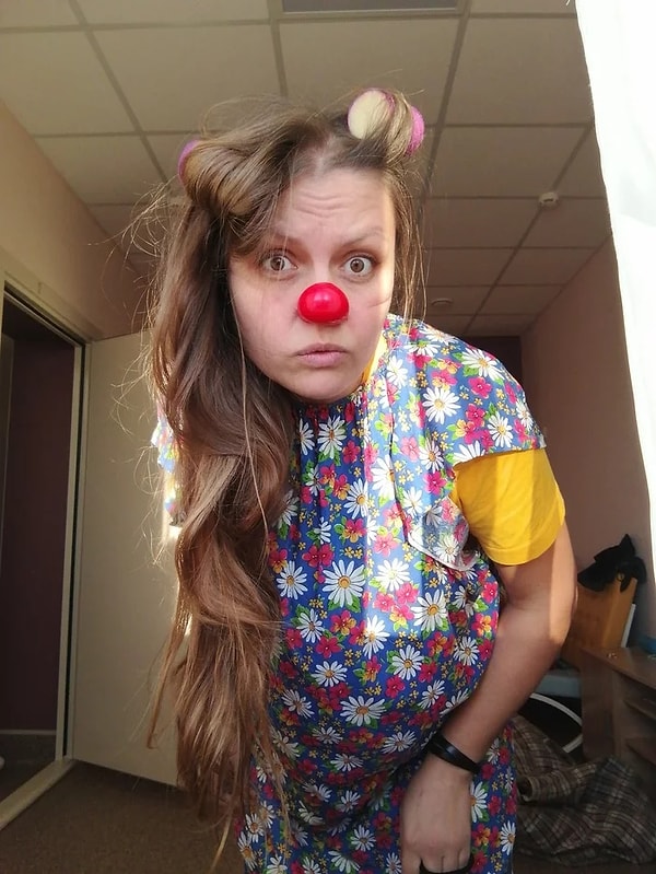 3. Девушка в профессии уже более 10 лет.  Впервые на работу она вышла в Научно-исследовательский институт детской онкологии, гематологии и трансплантологии имени Р. М. Горбачевой после двухнедельной школы клоунов.