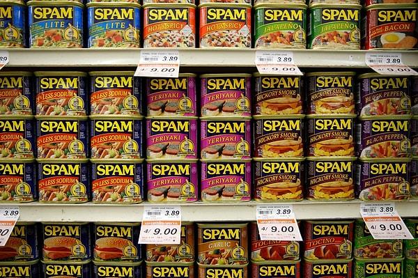 1990’lara ait istatistiklere bakıldığında ABD’de her saniye 3.8 kutu Spam tüketiliyormuş. Düşük fiyatlı olması nedeniyle de Amerikan halkının % 30’unun beslenmesinde yer alıyormuş.