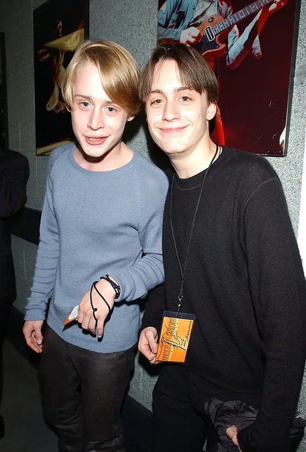 И так было для всей семьи. Внимание нанесло вред семье Маколея, особенно после того, как скандальный развод его родителей получил широкую огласку. Киран, который в то время был всего лишь подростком, написал в суд записку с просьбой о конфиденциальности от средств массовой информации, освещающих бурную битву за опеку