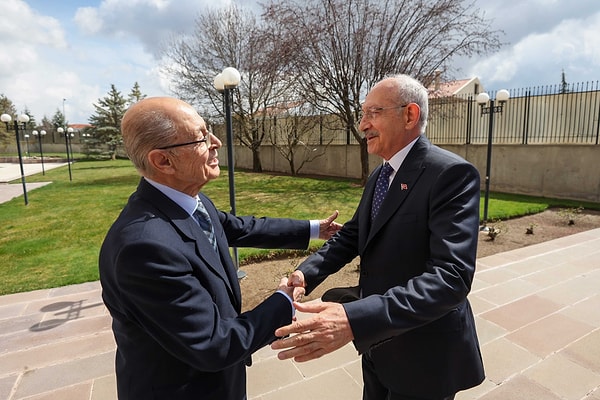 Millet İttifakı'nın 13. Cumhurbaşkanı adayı Kemal Kılıçdaroğlu, geçtiğimiz gün eski cumhurbaşkanı Ahmet Necdet Sezer ile bir görüşme yaptı.