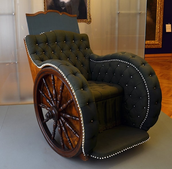 1. Kutsal Roma İmparatoru VI. Karl'ın eşi olan İmparatoriçe Elizabeth Christine'e 1740 yılında özel olarak tasarlanmış tekerlekli sandalye.