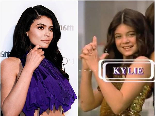 Ancak Kylie Cosmetics'ten öncesi de var elbette. Kylie'nin kariyeri aslında 9 yaşındayken ailesi ile birlikte yer aldığı realite programı 'Keeping Up With the Kardashians' ile başladı.