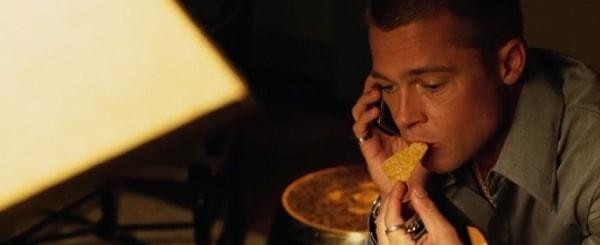 Hollywood’un en büyük isimlerinden biri olan Brad Pitt’in kariyeri boyunca pek çok önemli özelliği ön plana çıkar. Ancak filmlerinde sürekli yemek yemesi o kadar da çok konuşulmaz.