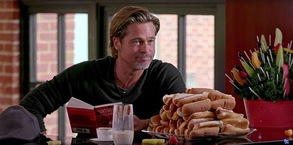 Hemen hemen hiç kimse Brad Pitt'e bakıp aynı olduklarını hissetmez, ancak o patates kızartmasını, bir hamburgeri ya da eline geçen her şeyi yemeye başladığında izleyiciler onunla daha fazla bağ kurabilir.