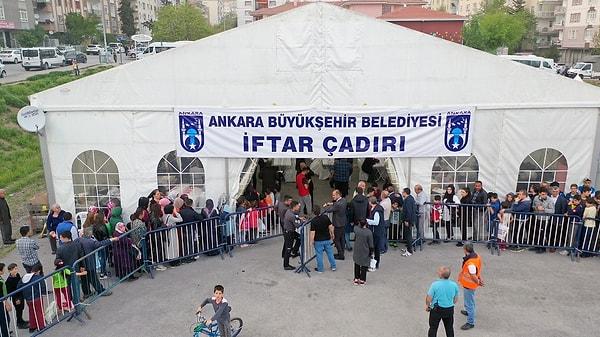 Ankara Büyükşehir Belediyesi tarafından kurulan iftar çadırları, ramazan ayı boyunca 4 kap yemekten oluşan iftar menüsünü Ankaralılara sunmaya devam edecek.