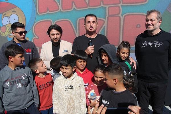 Hatay Büyükşehir Belediye Başkanı Lütfi Savaş'ın da katıldığı etkinlikte Ilıcalı, çocukların arasına girdiği alanda fotoğraf taleplerini geri çevirmedi.