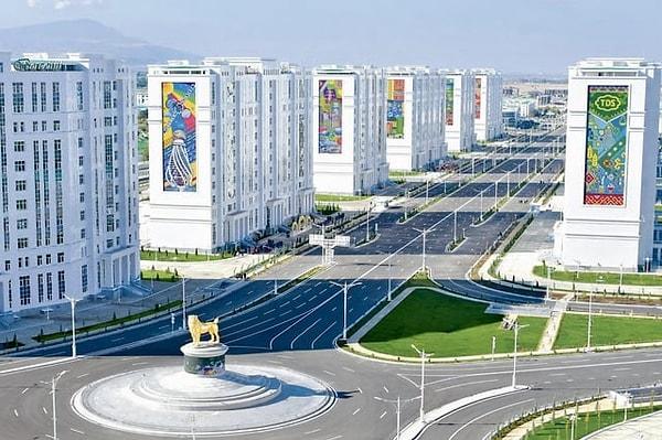 11. Durgunluğu, düzeni ve biraz da tuhaflığıyla adeta yapay zeka tarafından üretilmiş gibi duran bu şehir, Türkmenistan'ın başkenti Aşkabat.