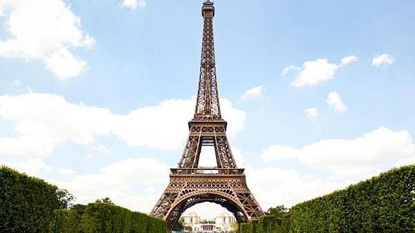 Paris'in merkezinde bulunan ve 1889 yılında halka açılan Eyfel Kulesi bildiğiniz gibi Fransa'nın simgesi haline gelen, her sene milyonlarca turistin ziyaret ettiği dünya üzerindeki en önemli ve ünlü yapılardan biri.