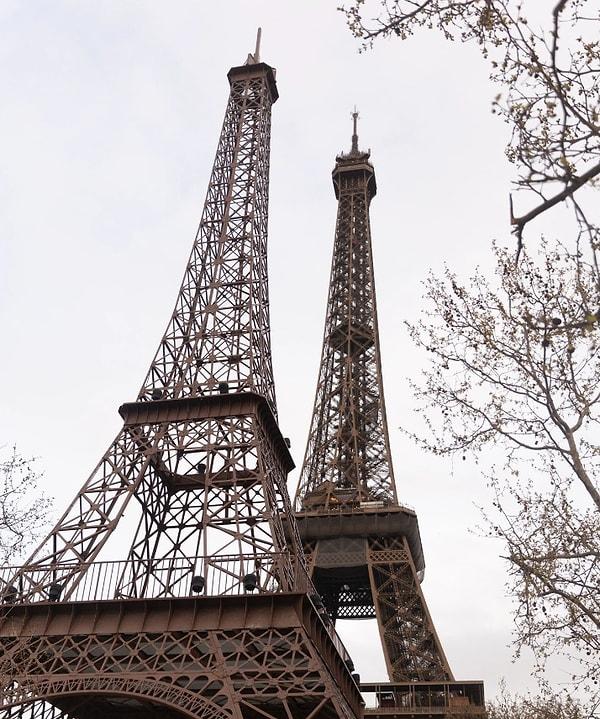 Bunun ardından Paris şehrinin resmi Twitter hesabından paylaşılan fotoğrafta, kulelerin neredeyse aynı boyuttaymış gibi durması kafaları epey karıştırdı.