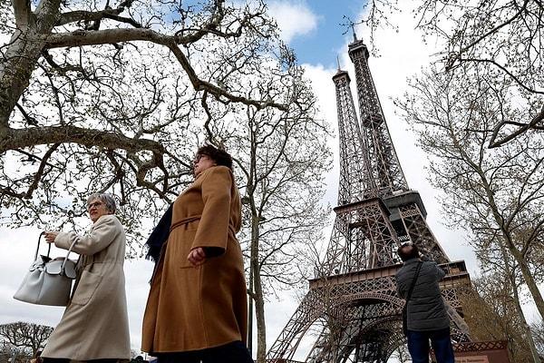 Sanatçının 'bebek' temasına uyması için her 10 dakikada bir Eiffela kulesinden bir bebek ağlaması sesi yükseliyor!