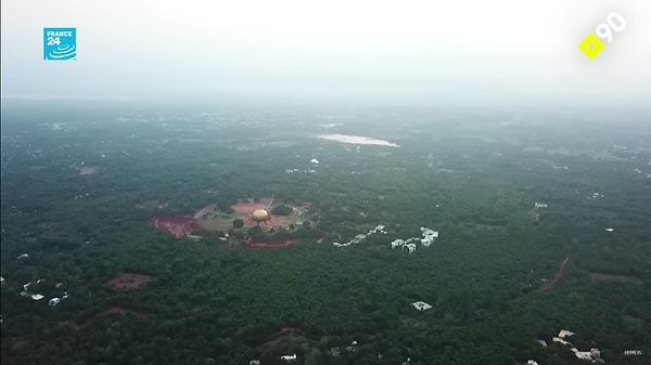 1968 yılında resmen kurulan Auroville 20 km² büyüklüğünde. 3300 kişinin yaşadığı bu şehirde 60 farklı ulustan insan var.