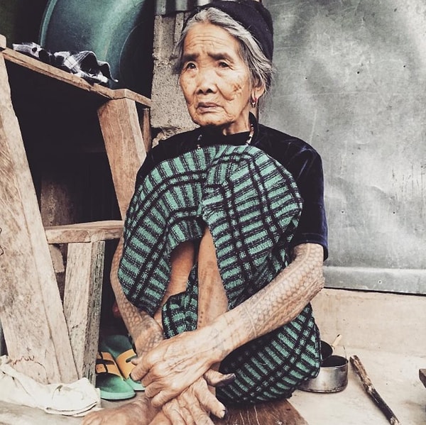 Причина, по которой Ван-Од упоминается как последняя мамбабаток в искусстве татуировки, передаваемом из поколения в поколение, заключается в том, что у нее никогда не было детей.