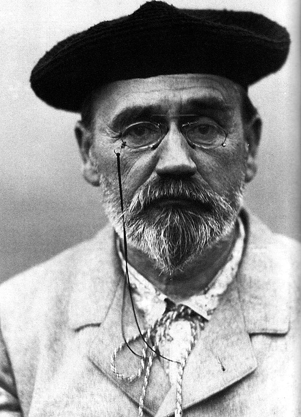 Edebiyat alanında natüralizm hareketi 19. yüzyılın sonlarına doğru ortaya çıktı ve Fransa'da Émile Zola tarafından temsil edildi.