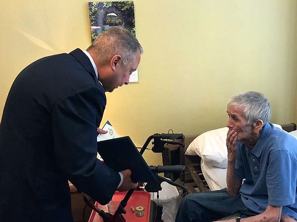 4. «У моего свекра деменция, и он думает, что ему нужно вернуться во Вьетнам. Подполковник из той же эскадрильи согласился прийти и сказать ему, что ему не нужно никуда возвращаться»