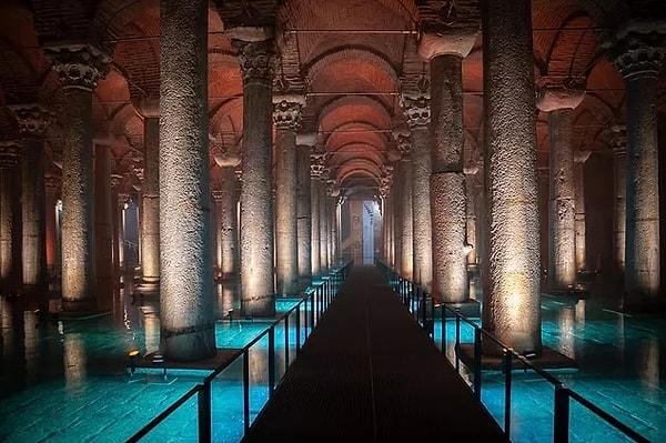 The cistern, which created a visual feast with its 336 marble columns rising from the water, was popularly known as the "Basilica Palace" at that time.
