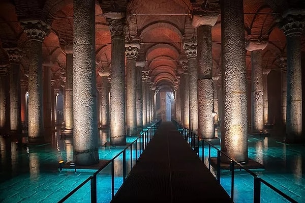 The cistern, which created a visual feast with its 336 marble columns rising from the water, was popularly known as the "Basilica Palace" at that time.