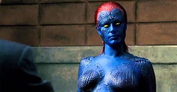 6. X-Men'de Mystique'i canlandırmak için Rebecca Romijn'in "her gün sadece mavi vücut boyasından oluşan kostümü giymek için sekiz ya da dokuz saatini" harcaması gerekti.