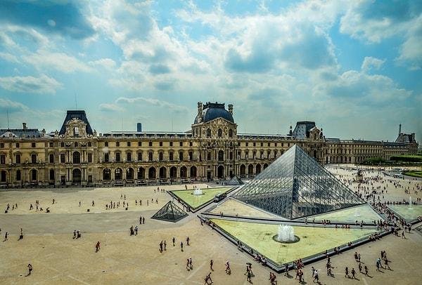 Fransız Devrimi sırasında Louvre, bir müze olarak halka açılmış ve o zamandan beri bir kültür kurumu olmuştur.