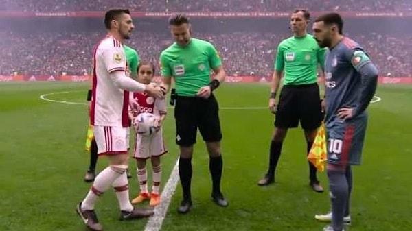 Ajax kaptanı Dusan Tadic daha önce depremzedeler için tüm takımların taktığı pazubandını takmamıştı. Orkun Kökçü bir önceki karşılaşmada Tadic'in elini sıkmayarak tepkisini göstermişti.