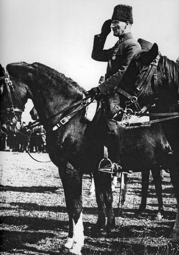 15. Ulu Önder Mustafa Kemal Atatürk, Büyük Taarruz sırasında cephede askerleri teftiş ederken görülüyor. (1922)