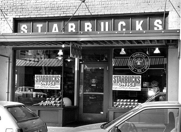 Zev Siegel'e göre Peet, kahve endüstrisinin içini dışını, özellikle de gurme tarafını biliyordu. O zamanlar ülkenin en eğitimli kahvecisiydi. Böylece Peet'in yardımıyla, üç arkadaş 1971'de Seattle'ın ünlü Pike Place Market'inde bir kahve çekirdeği dükkanı olan Starbucks'ı açtılar.