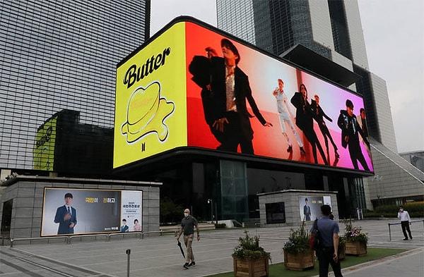 Butter için çektikleri sempatik müzik videosu ise uzun bir süre led ekranlarda yansıtılmıştı. Gözle görülür bir başarı söz konusu elbette. Butter şarkısı 2021 yılında Grammy adayları arasındaydı.