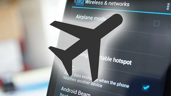 Uçak yolculuklarında uzun yıllardır güvenlik gerekçesi ile telefonların kapatılması ya da uçak moduna alınması tavsiye edilir.