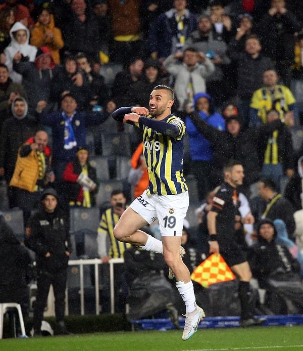 Kayserispor ile Türkiye Kupası maçında karşı karşıya gelen Fenerbahçe'de övgülerin odağı Serdar Dursun oldu.
