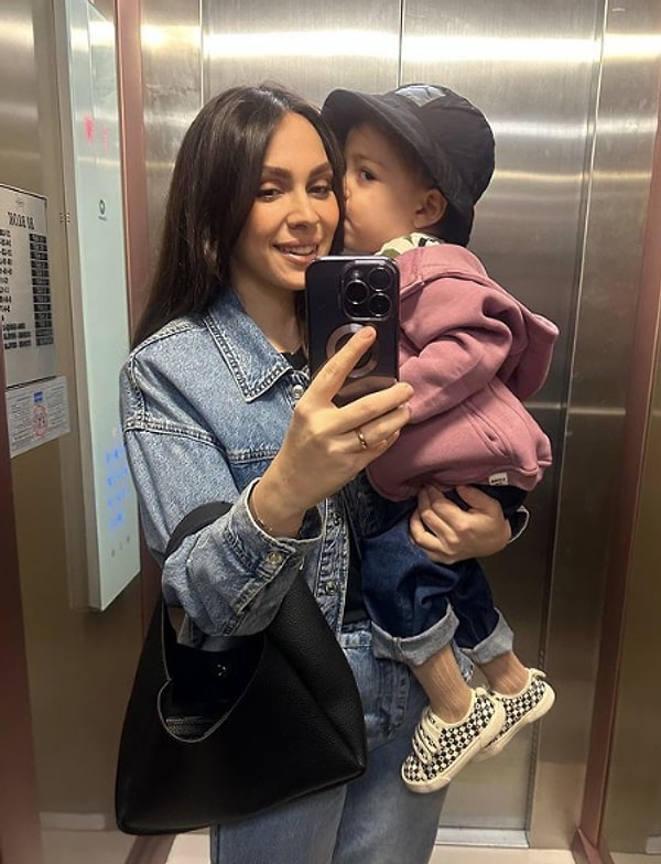 Kendisi, oğlu Ömer ile çektiği videoları Instagram hesabında paylaşarak içerik oluşturuyor.