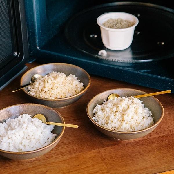 Mikrodalgada basit bir yöntemle pirinç pişirmek için malzemeler: