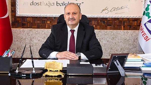 Kitabın "İçişleri Bakanı'nın çok sevdiği aile" başlıklı bölümünde, Ordu'nun Ünye ilçesinin AK Partili Belediye Başkanı Hüseyin Tavlı için, 2019 yılında Sedat Peker'in 'devreye girdiği' belirtildi.